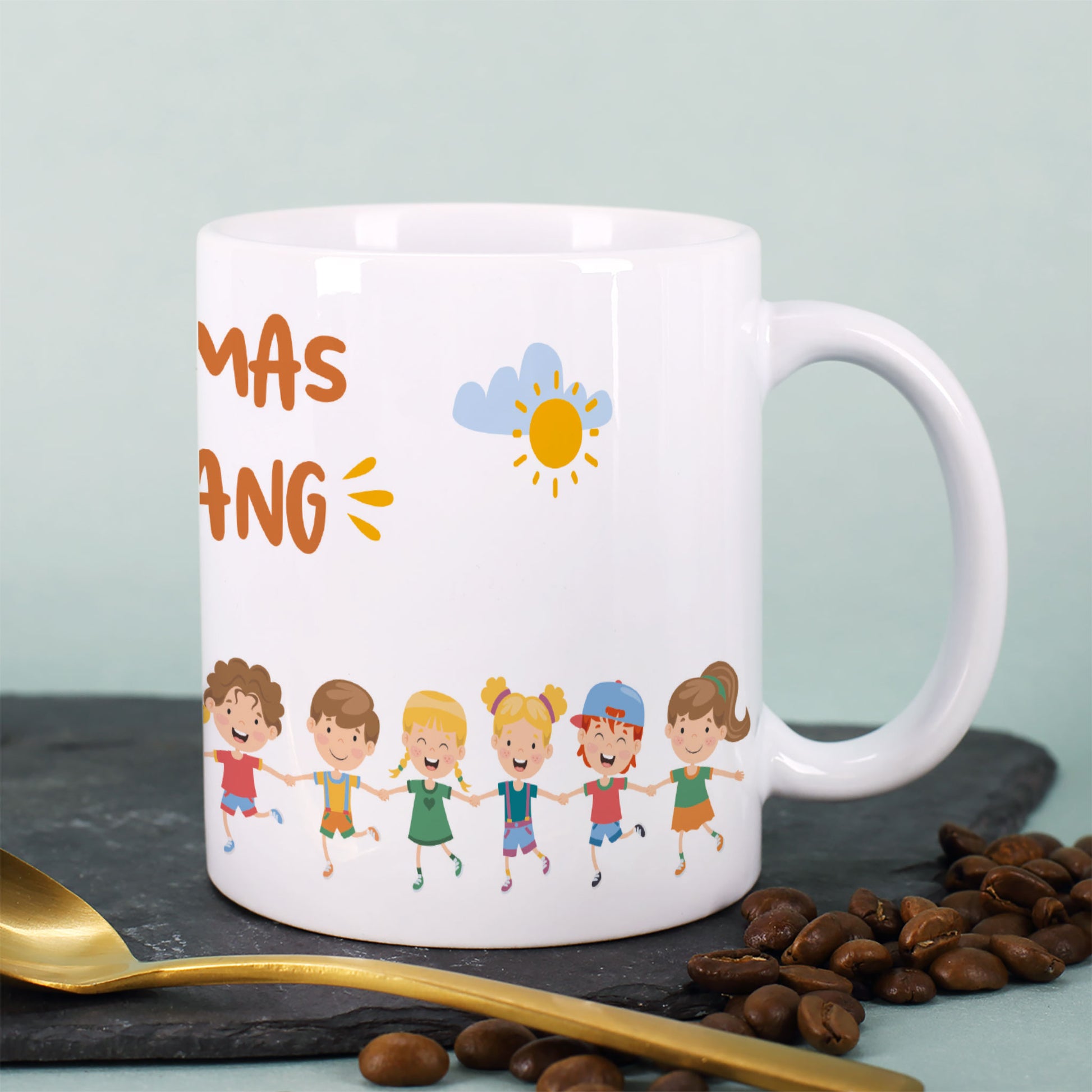 Tasse mit Kindern auf der Rückseite und der Aufschrift „Omas Gang“, Sonne und Wolken als Deko