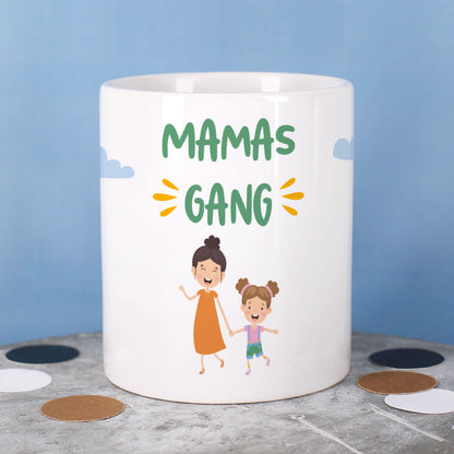 Tasse mit Text „Mamas Gang“ und zwei Figuren: eine Mutter mit Kind, vor blauem Hintergrund