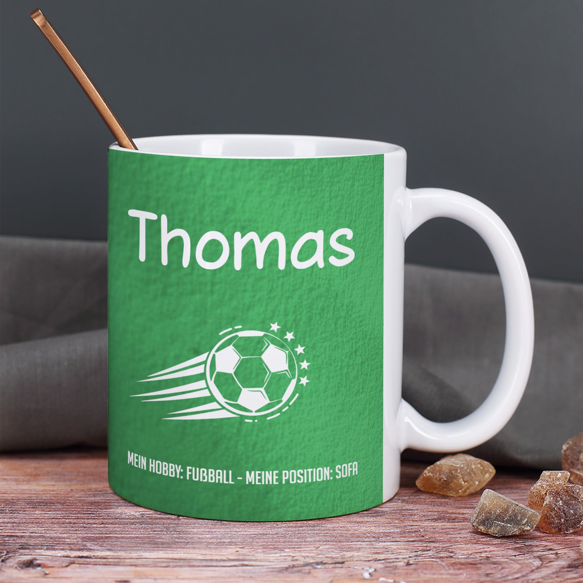 Nahaufnahme des personalisierten Namens und Wunschtextes auf der Keramiktasse mit Hobby-Design.