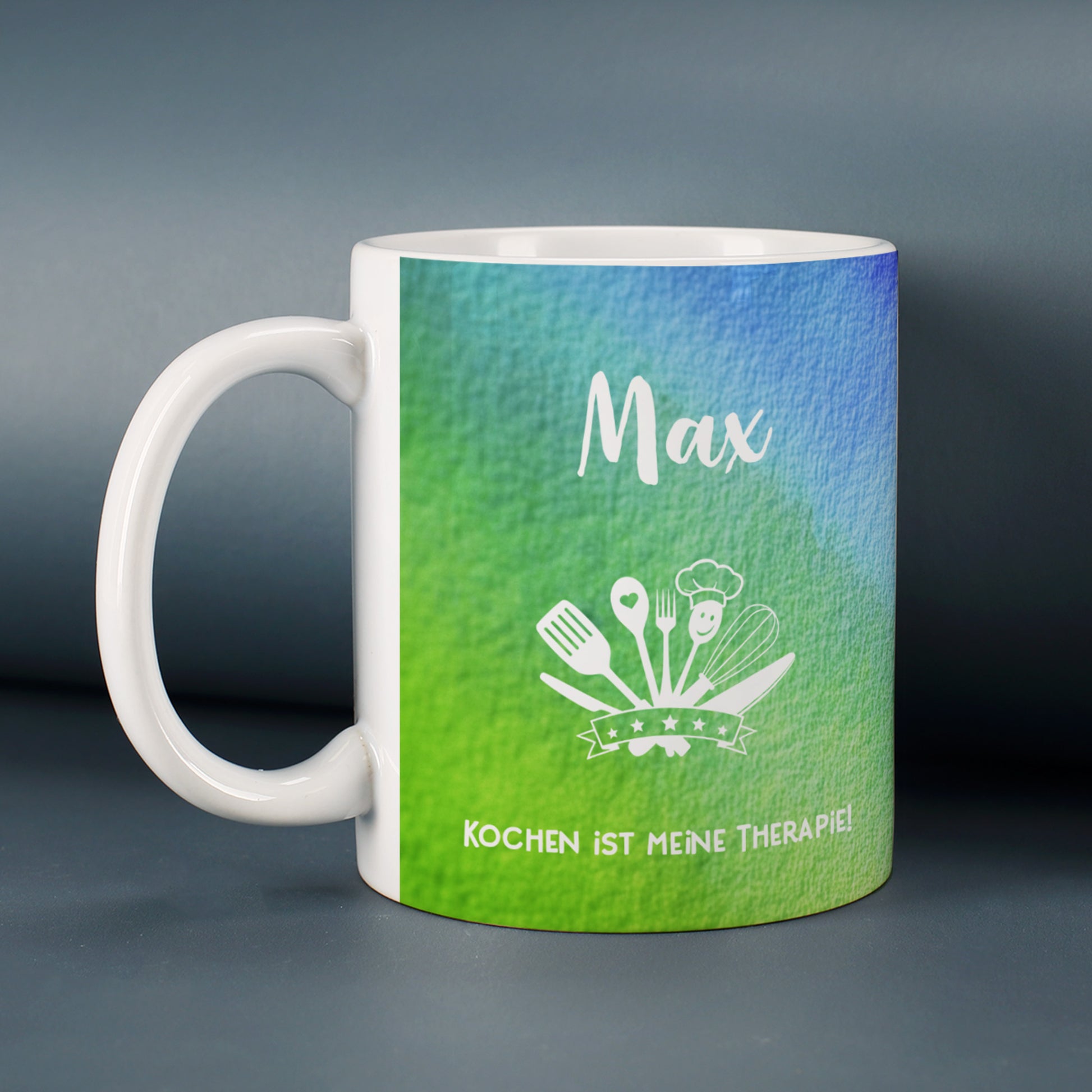 Tasse mit personalisiertem Hobby-Motiv, Name und Wunschtext – beidseitig bedruckt und stehend gezeigt.