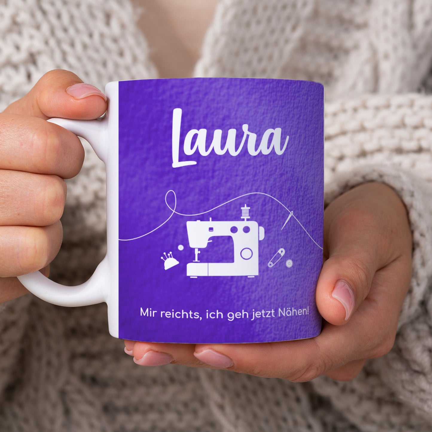 Person hält die personalisierte Tasse in den Händen.