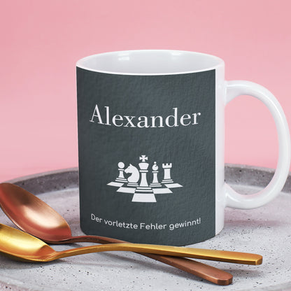 Keramiktasse mit sichtbarem Motiv auf der linken Seite.