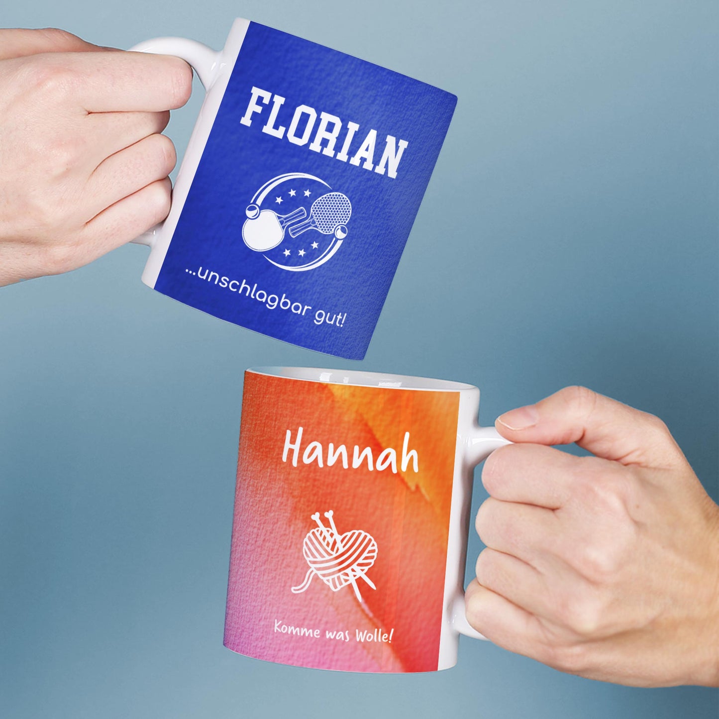 Zwei Tassen mit personalisiertem Hobby-Motiv, Name und Wunschtext - gehalten von zwei Händen.