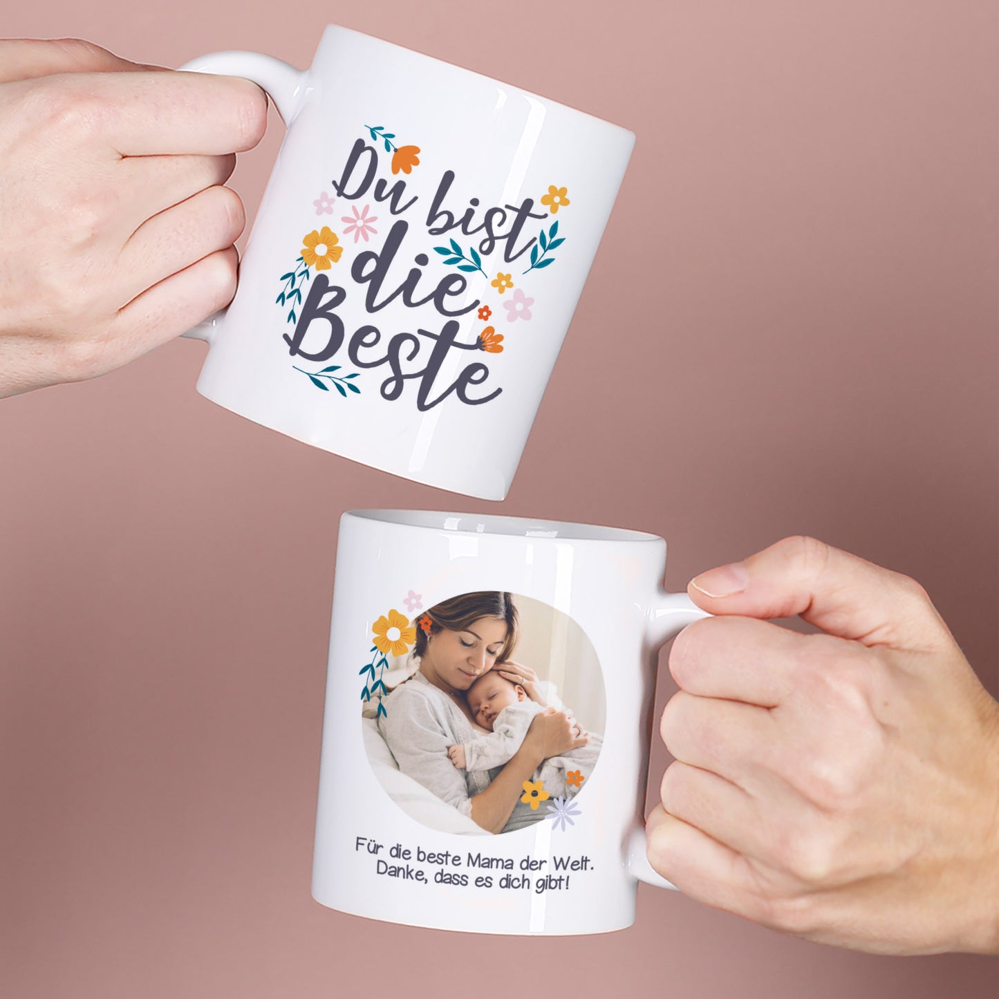 Tasse mit Spruch „Du bist die Beste“ und personalisierter Foto-Rückseite, gehalten von zwei Händen