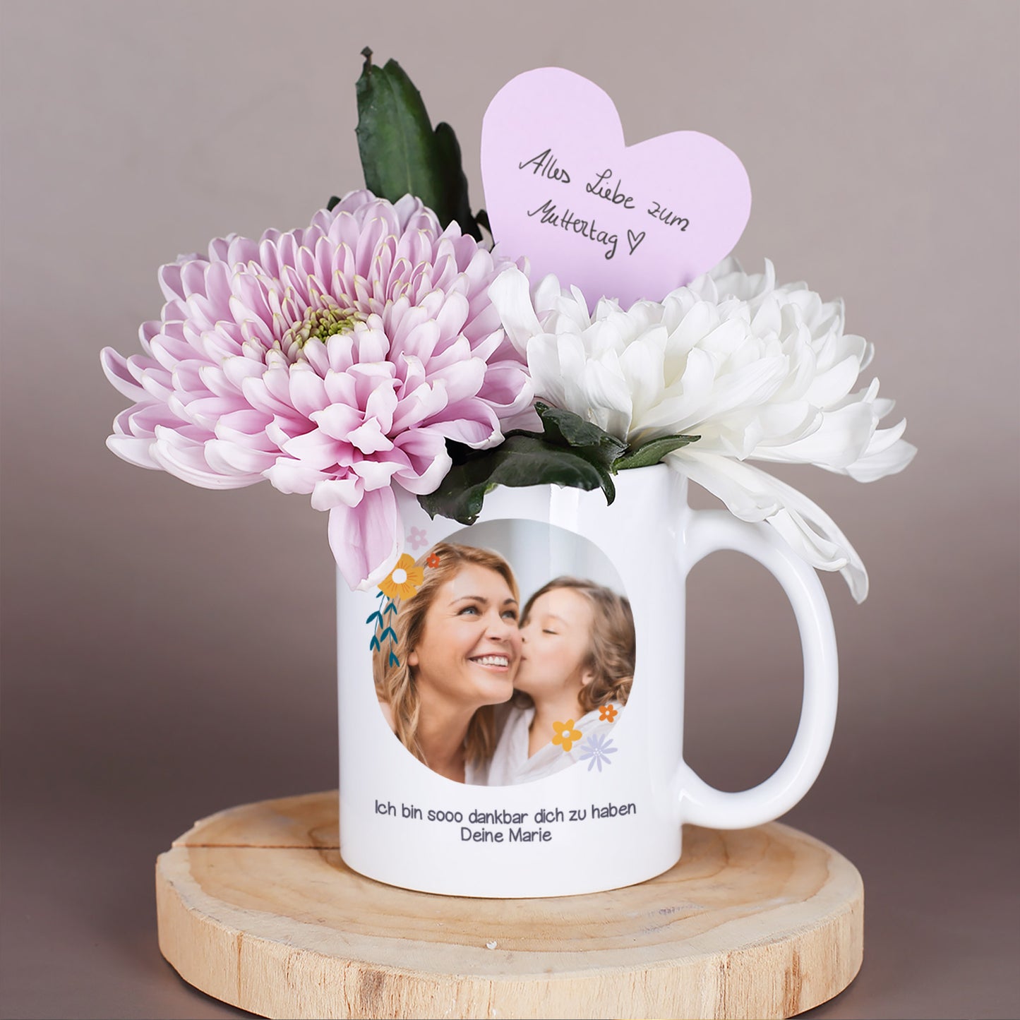 Tasse mit Blumenstrauß befüllt und Text „Ich bin sooo dankbar, dich zu haben – Deine Marie“, Einsatz als Geschenk zum Muttertag