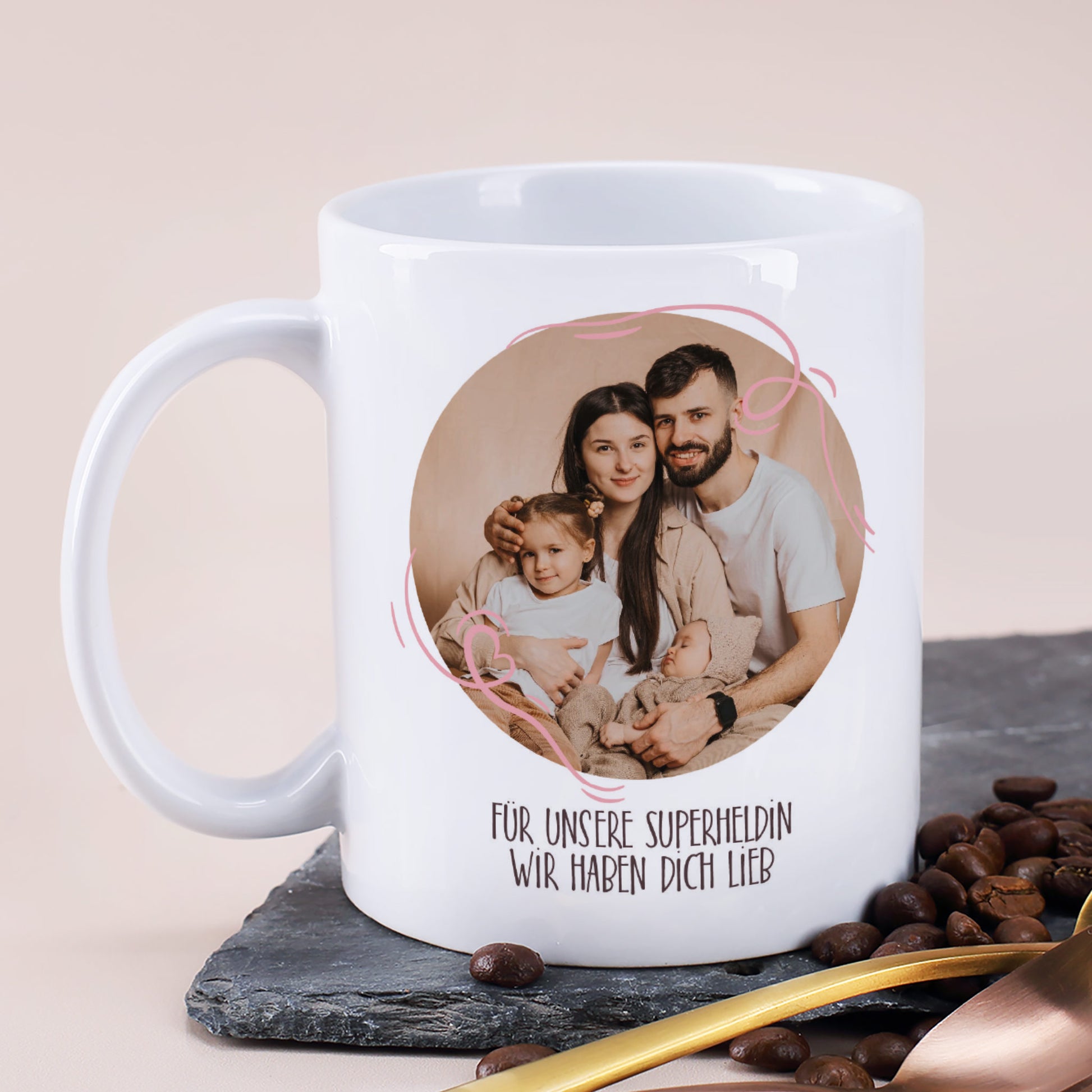 Individuell bedruckte Tasse mit Familienfoto und Text „Für unsere Superheldin – wir haben dich lieb“ auf Steinunterlage