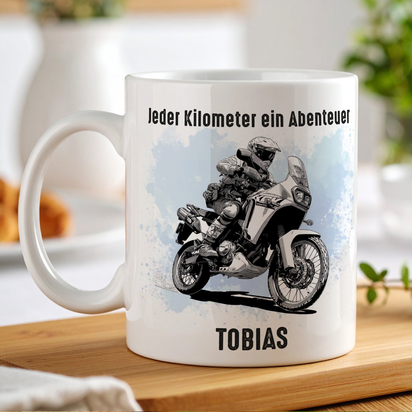 Personalisierte Motorrad-Tasse mit Adventure Reiseenduro Motiv, Text "Jeder Kilometer ein Abenteuer" und Name Tobias, beidseitig bedruckt