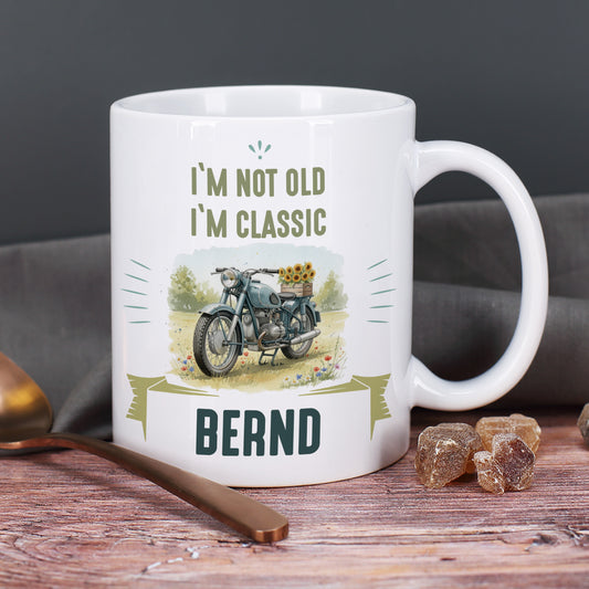 Personalisierte Retro-Motorrad-Tasse mit Name Bernd und Spruch "I'm not old I'm classic"