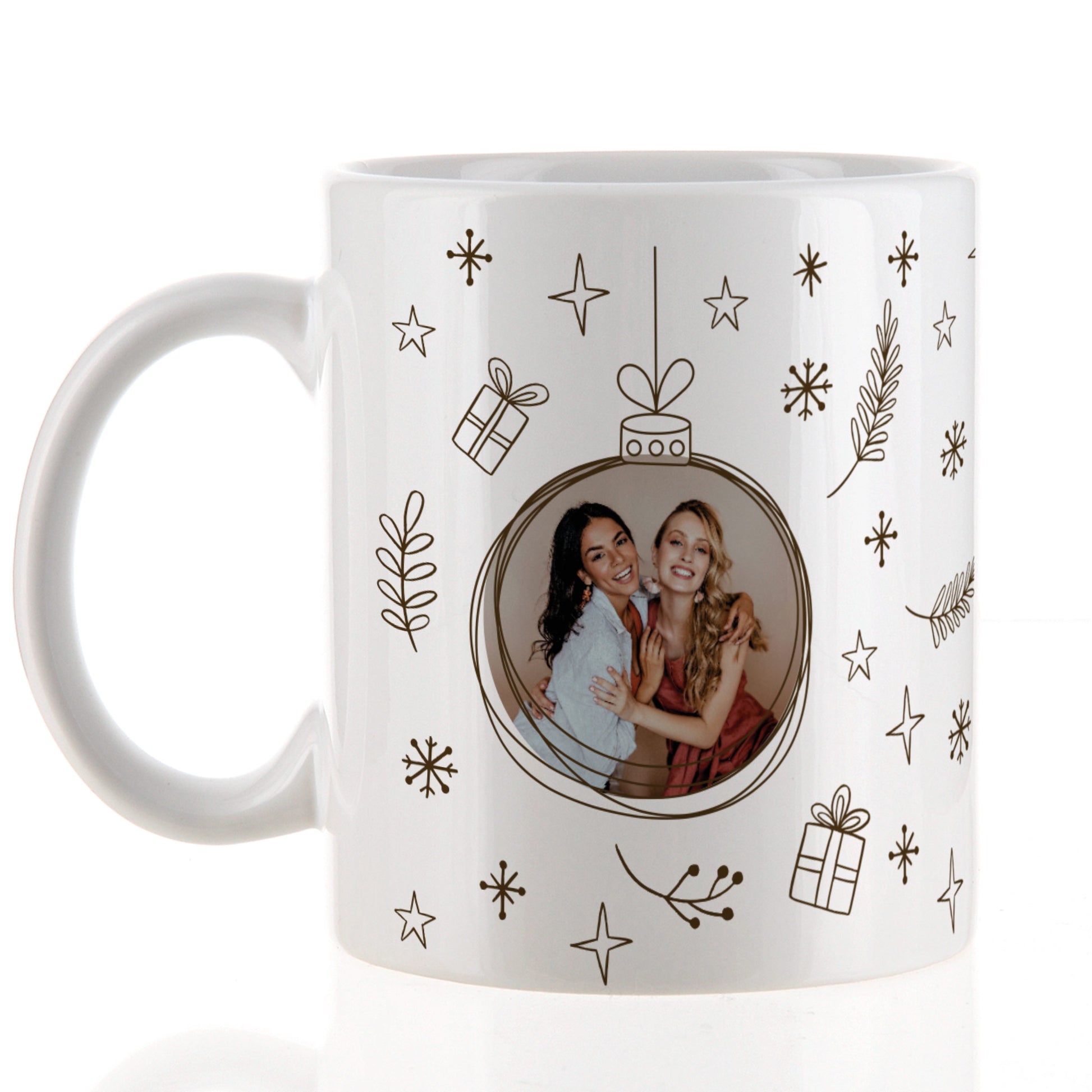 Fototasse mit Weihnachtskugel-Motiv und festlichem Rahmen aus Sternen und Tannenzweigen, Nahaufnahme.