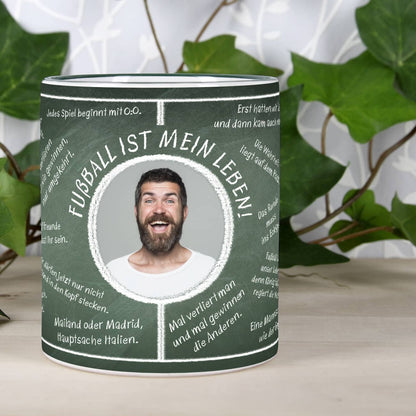grün-weisse Tasse bedruckt mit Fussball-Weisheiten Wunschname und Foto auf Spielfeld