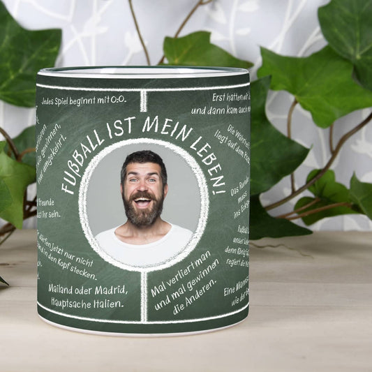 grün-weisse Tasse bedruckt mit Fussball-Weisheiten Wunschname und Foto auf Spielfeld