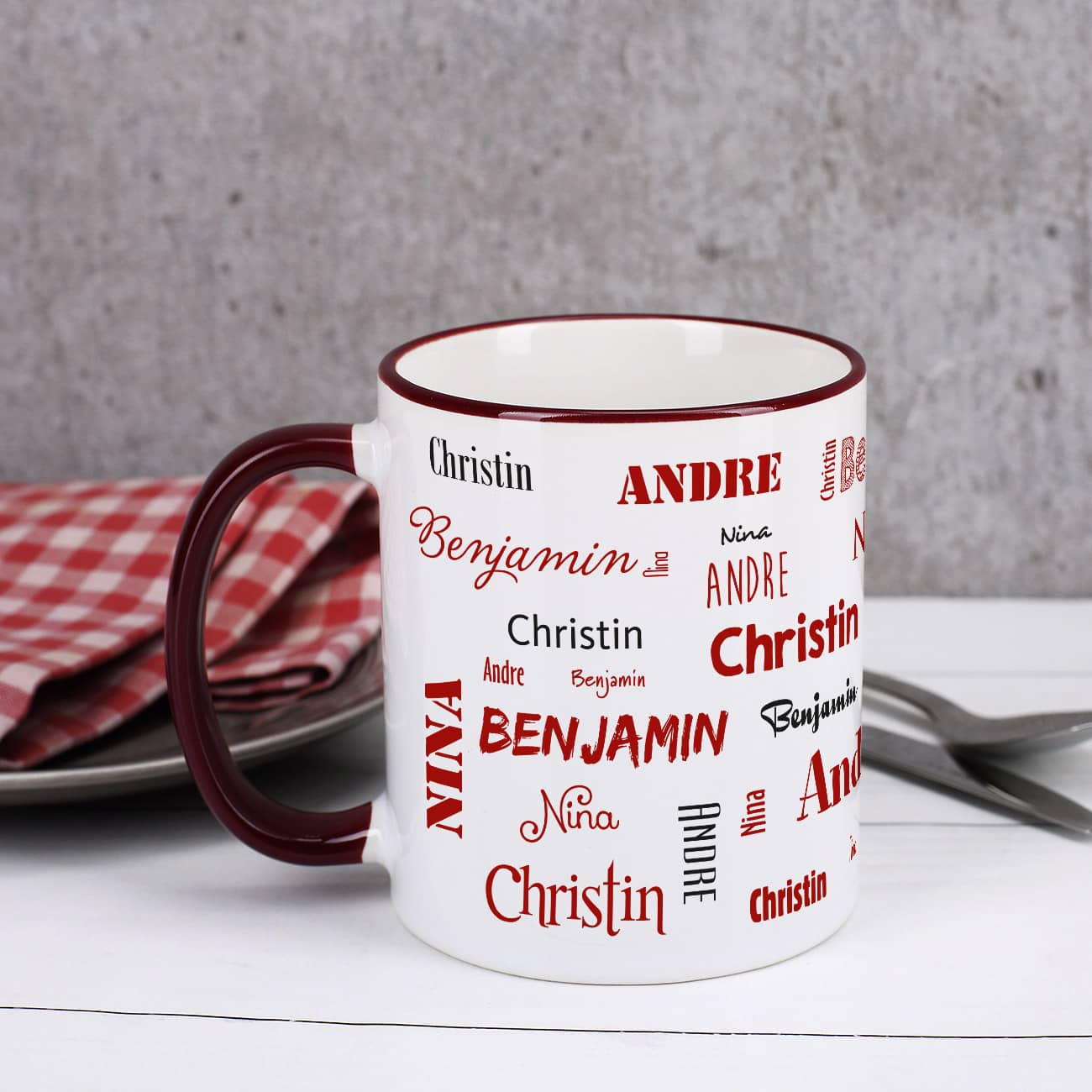 Vier Namen - Familientasse mit dunkelrotem Rand und Henkel