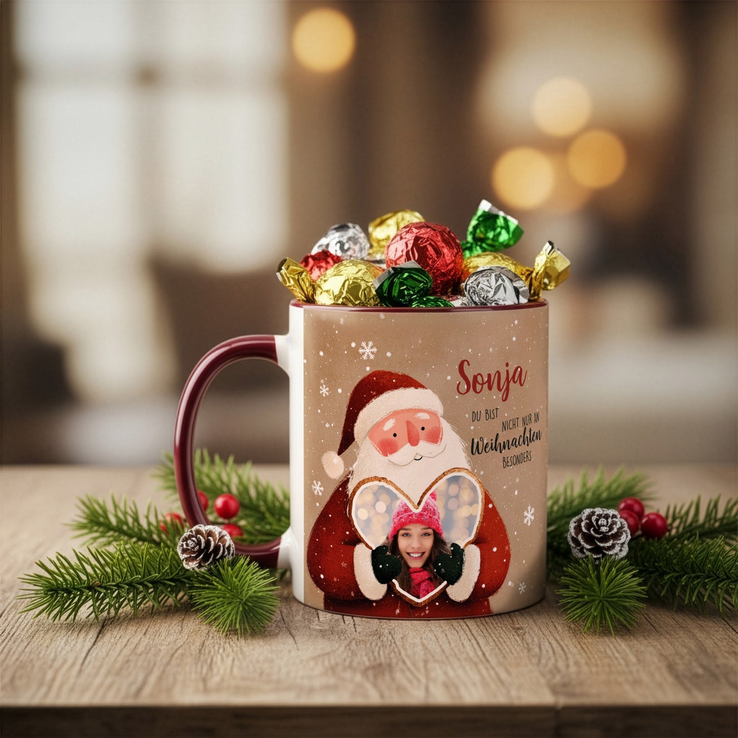 Weihnachtstasse mit Weihnachtsmann-Motiv und Lebkuchenherz mit Foto, gefüllt mit Pralinen und dekoriert mit Tannenzweigen und Zapfen