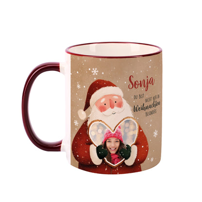 Fototasse zu Weihnachten mit Weihnachtsmann und Lebkuchenherz, bedruckt mit Name und Foto auf weißem Hintergrund