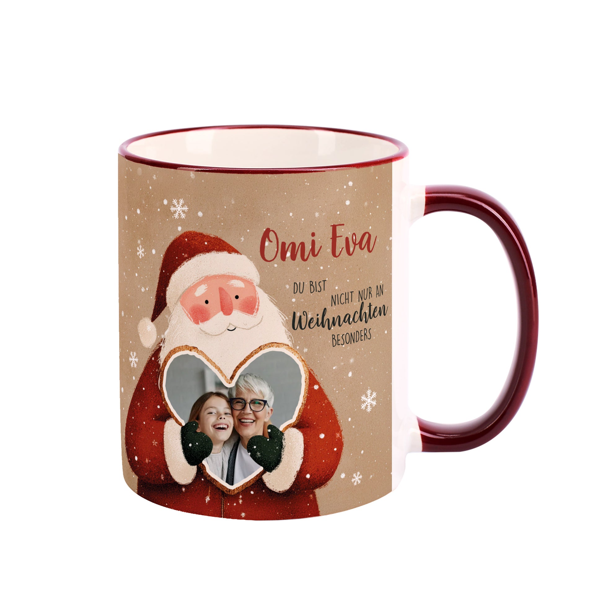 Personalisierte Weihnachtstasse mit Weihnachtsmann und Lebkuchenherz mit Foto und Name, dargestellt mit Motiv „Omi Eva“ auf weißem Hintergrund