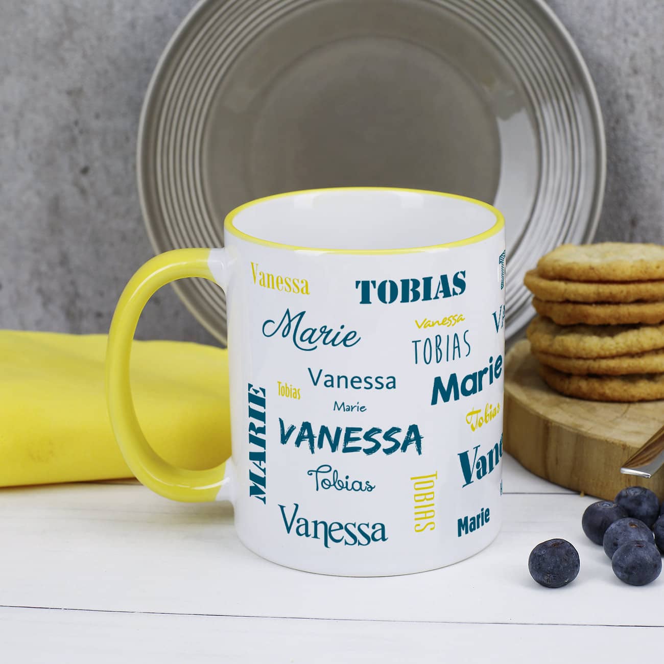 Familientasse mit drei Namen in gelb