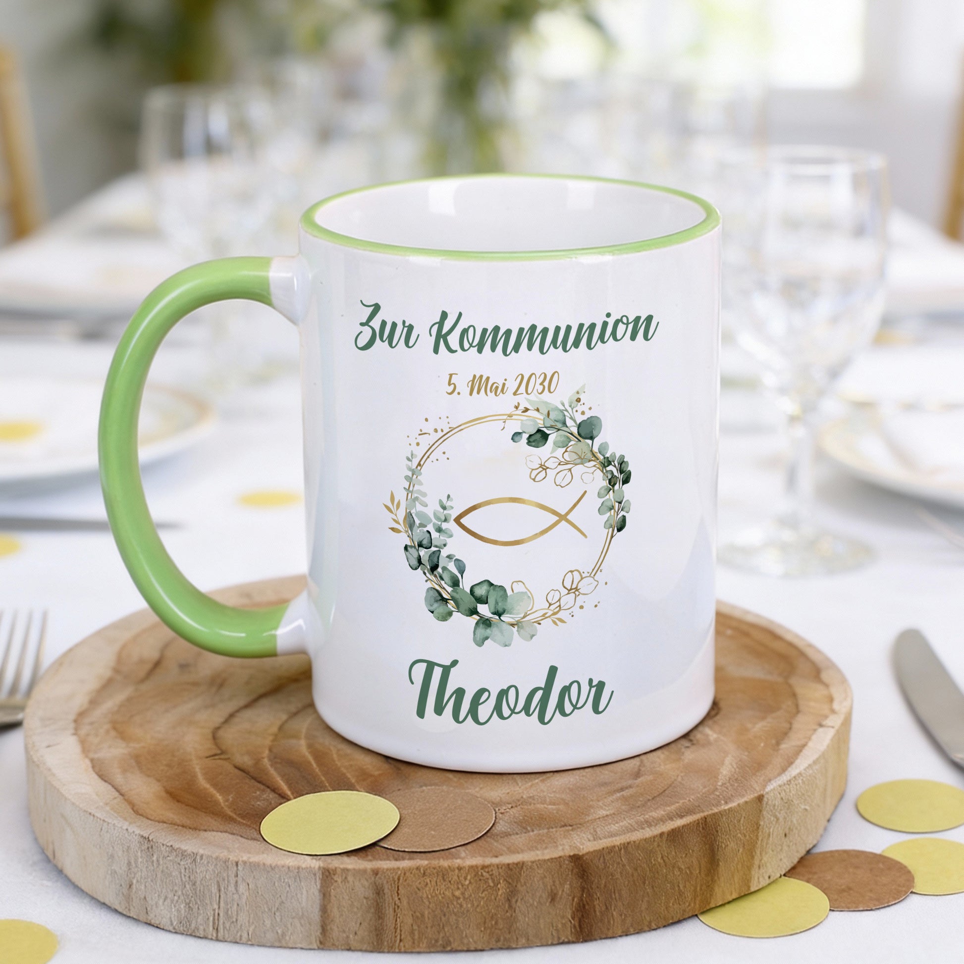 Personalisierte Tasse zur Kommunion mit Ichthys-Fisch und Eukalyptuskranz, bedruckt mit Anlass, Datum und Name „Theodor“, grüner Henkel