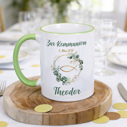 Personalisierte Tasse zur Kommunion mit Ichthys-Fisch und Eukalyptuskranz, bedruckt mit Anlass, Datum und Name „Theodor“, grüner Henkel