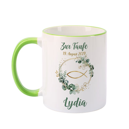 Personalisierte Tasse zur Taufe mit Ichthys-Fisch und Eukalyptus, grüner Rand und Henkel, bedruckt mit Anlass, Datum und Name „Lydia“