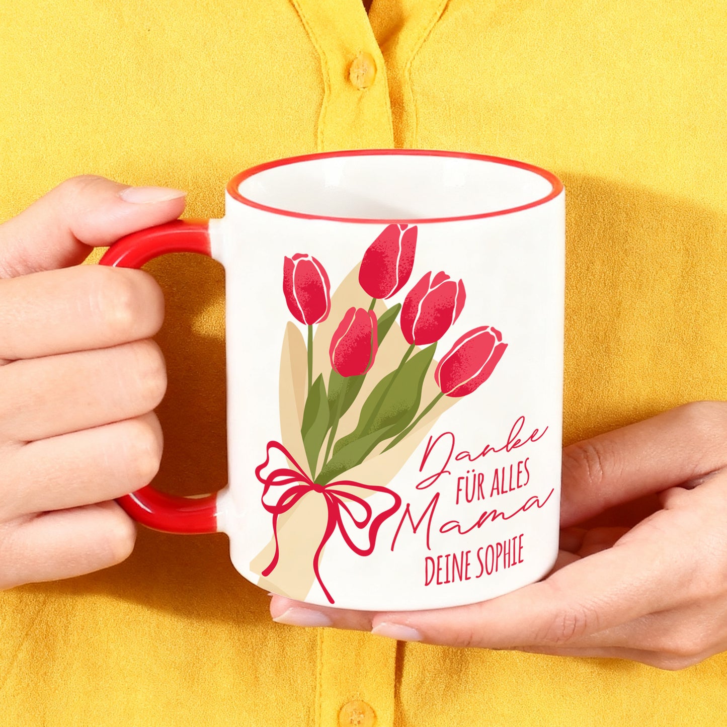 Detailansicht einer Muttertags Tasse mit Blumenstrauß Design und individueller Namenszeile