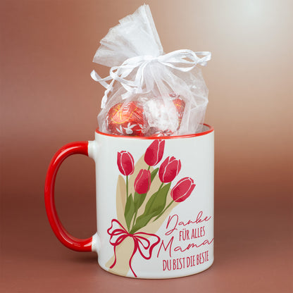 Detailansicht einer Muttertags Tasse mit Blumenstrauß Design und individueller Namenszeile