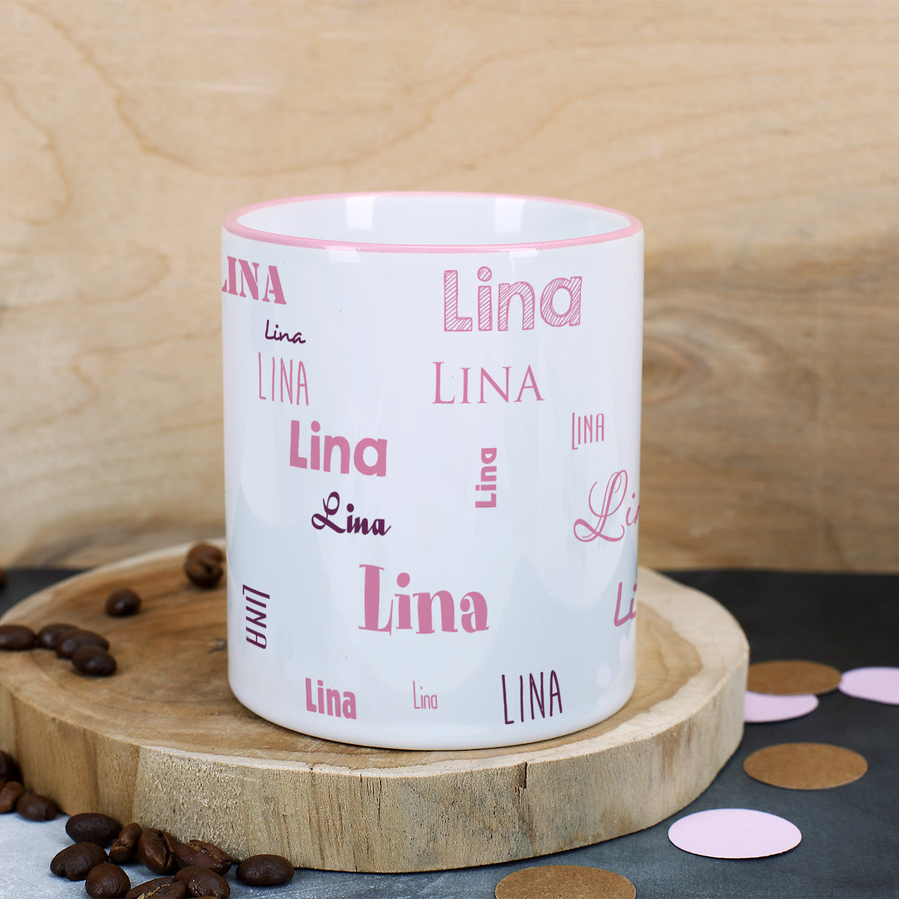 Ihr Name in verschiedenen Schriftarten gedruckt auf einer Tasse