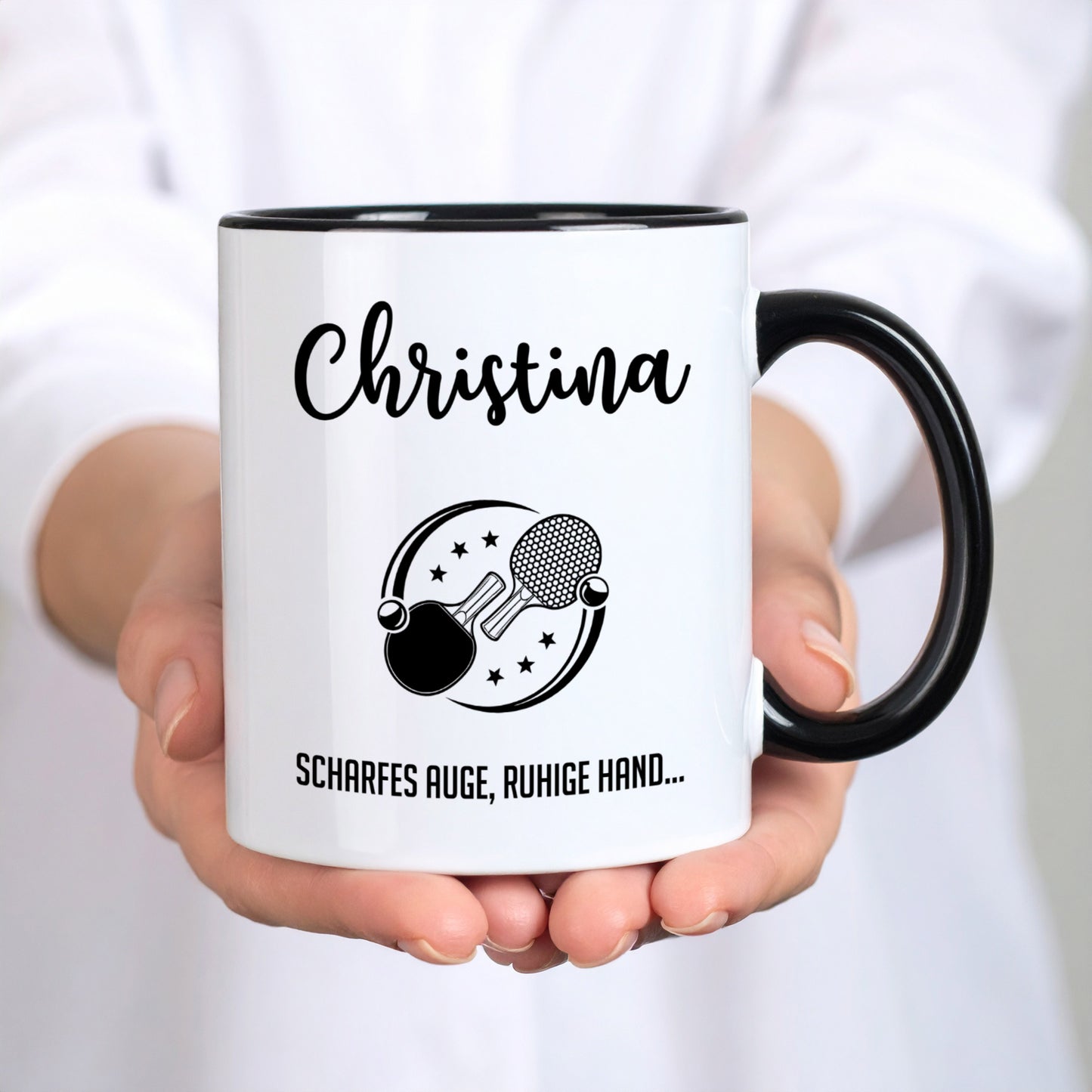Tasse in Hand gehalten – Größenverhältnis und Motiv gut erkennbar