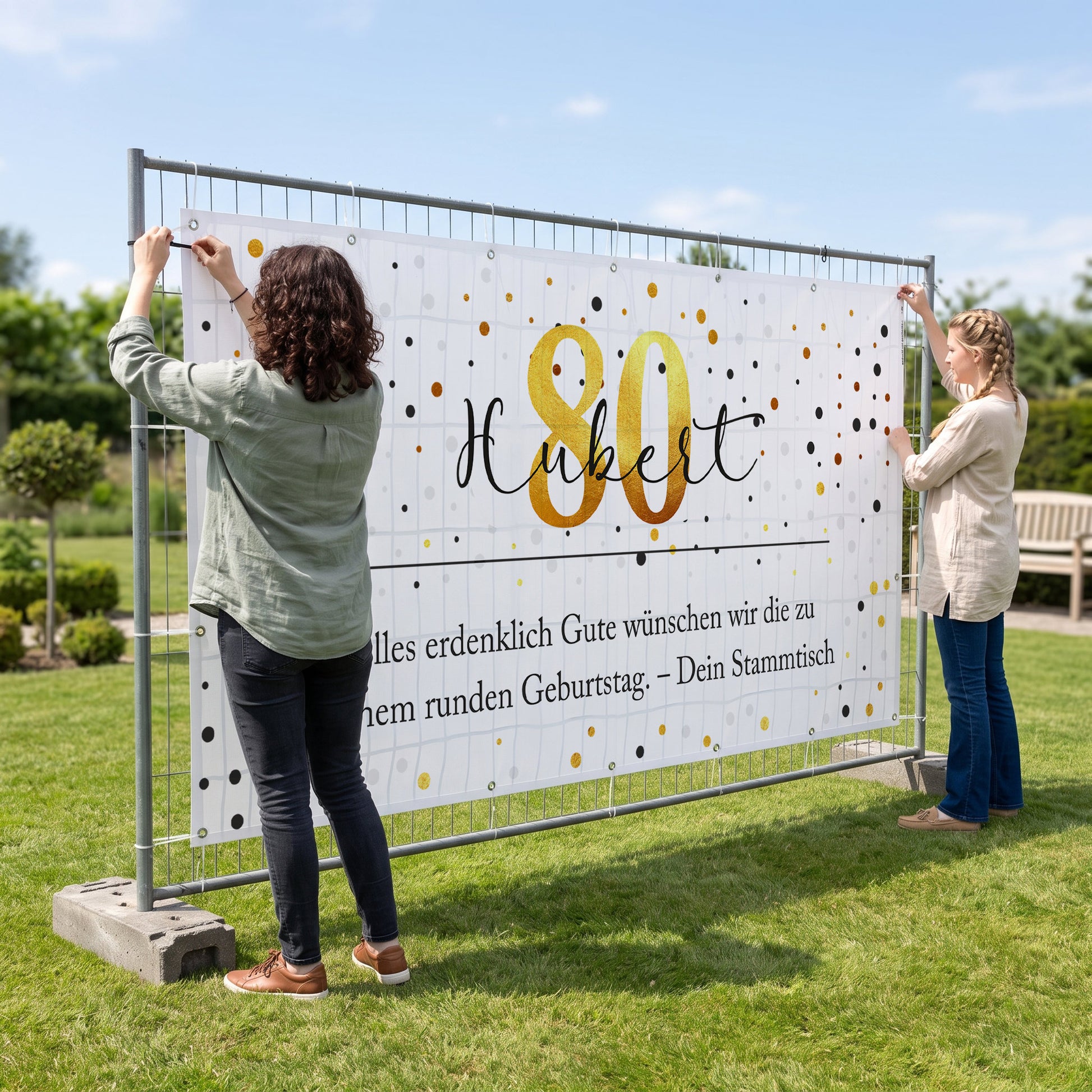 Bauzaun Banner zum 80. Geburtstag mit Name Hubert und Wunschtext wird draußen befestigt