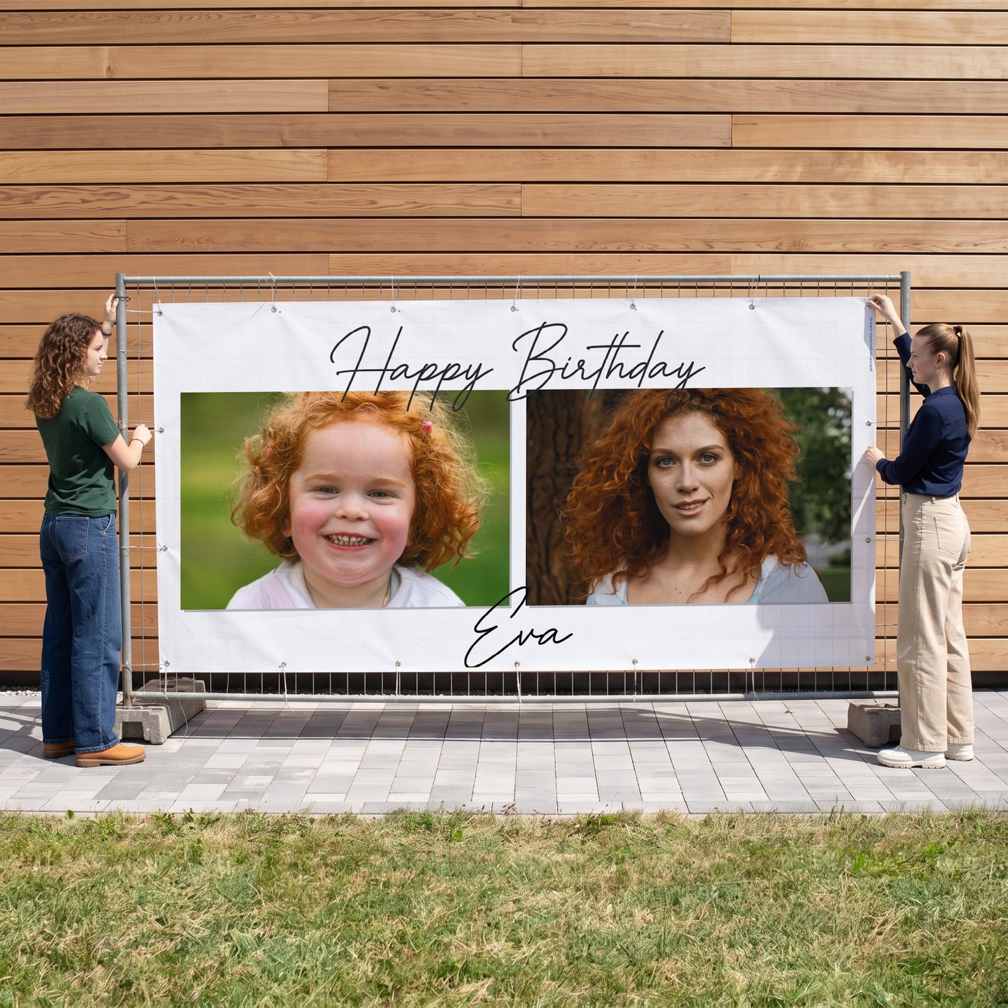 Personalisiertes Bauzaunbanner zum Geburtstag mit zwei Fotos, Happy Birthday Schriftzug und Name vor Holzwand