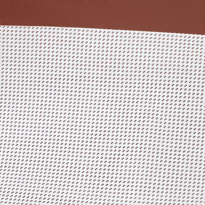 Detailaufnahme vom weißen Mesh-Material des Bauzaunbanners mit luftdurchlässigem Netzgewebe