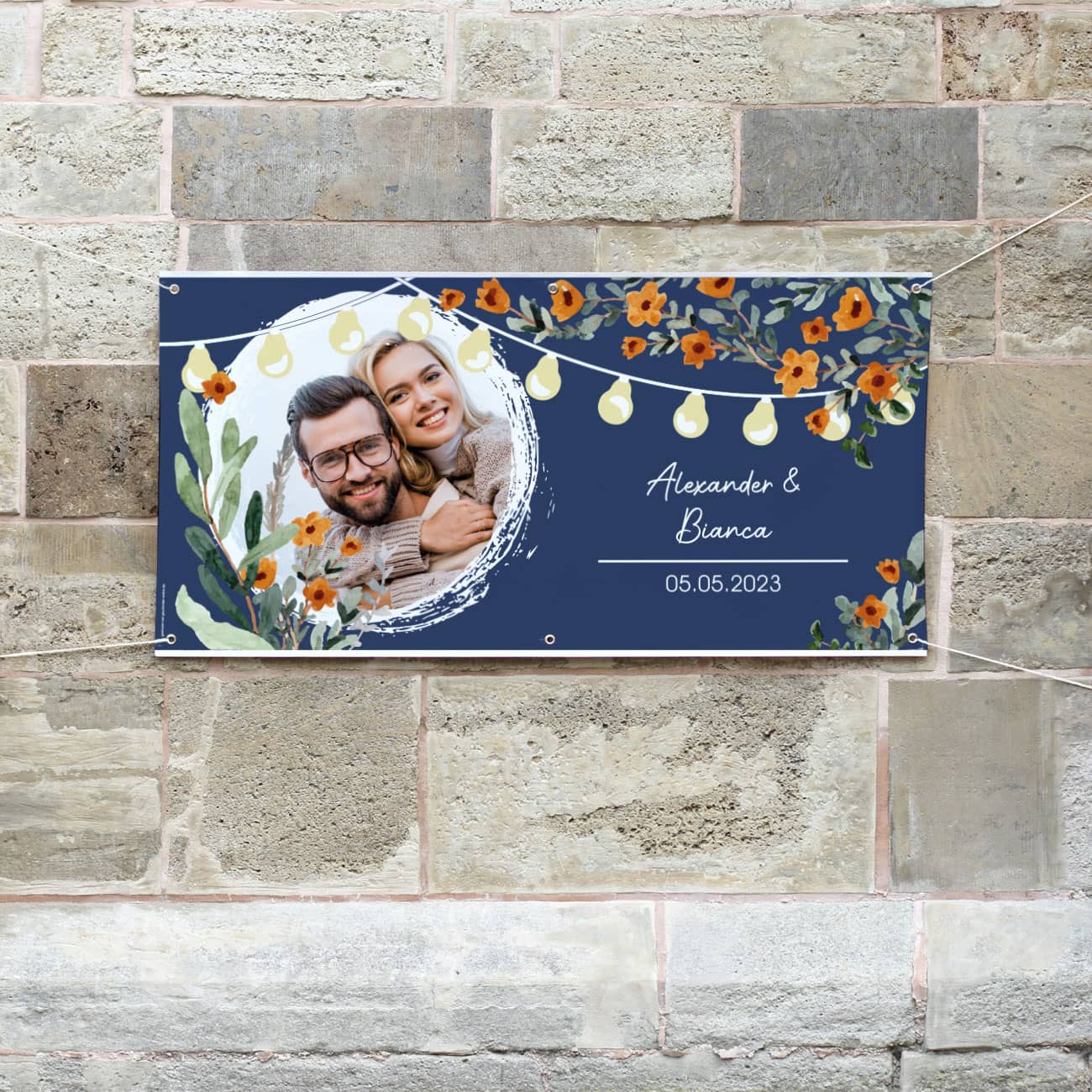 Persönliches Banner zur Hochzeit gestaltet mit Wildblumen, Lichterketten und Ihrem Wunschfoto