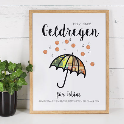 Rahmen in Naturholz mit eingefügten Geldscheinen als dekorativer Hingucker