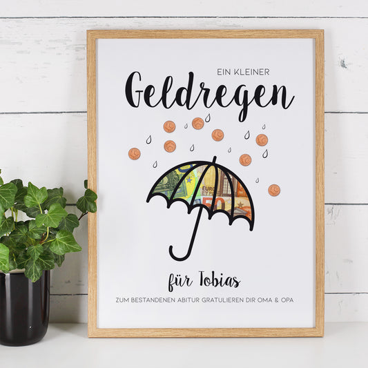 Rahmen in Naturholz mit eingefügten Geldscheinen als dekorativer Hingucker