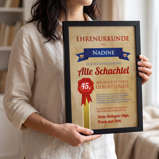 Ehrenurkunde für alte Schachteln mit persönlichen Angaben
