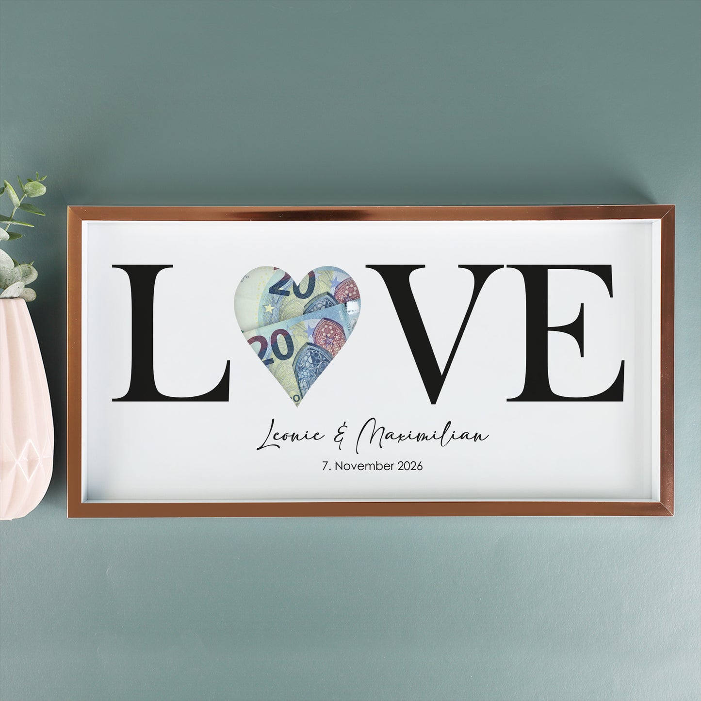 Roségoldener Bilderrahmen als Geldgeschenk mit LOVE Motiv, Namen Leonie und Maximilian und Geldscheinen in der Herzöffnung