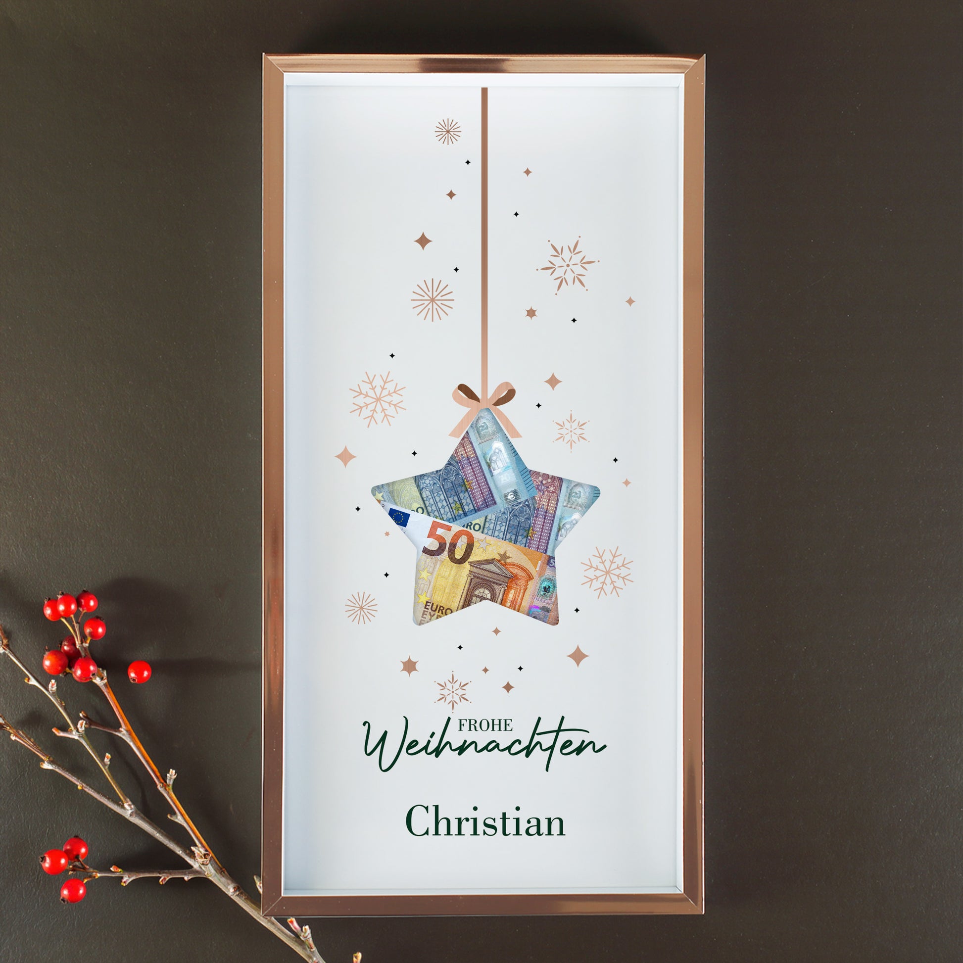 Personalisierter Bilderrahmen zu Weihnachten mit Name Christian, Sternmotiv und Geldscheinen in der Aussparung an dunkler Wand