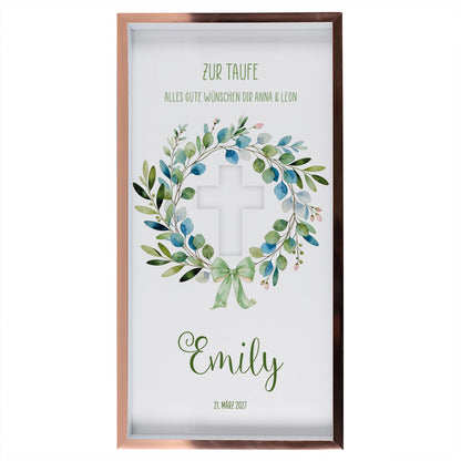 Personalisierter Bilderrahmen zur Taufe mit Name Emily, Datum, Blätterkranz und leerer Kreuzöffnung für Geldscheine oder Foto