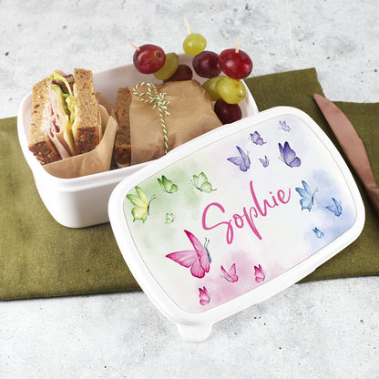 Brotbox mit pastellfarbenen Schmetterlingen und Name personalisiert