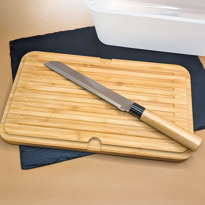 Nahaufnahme Messer mit Holzgriff auf Bambusdeckel des Brotkastens