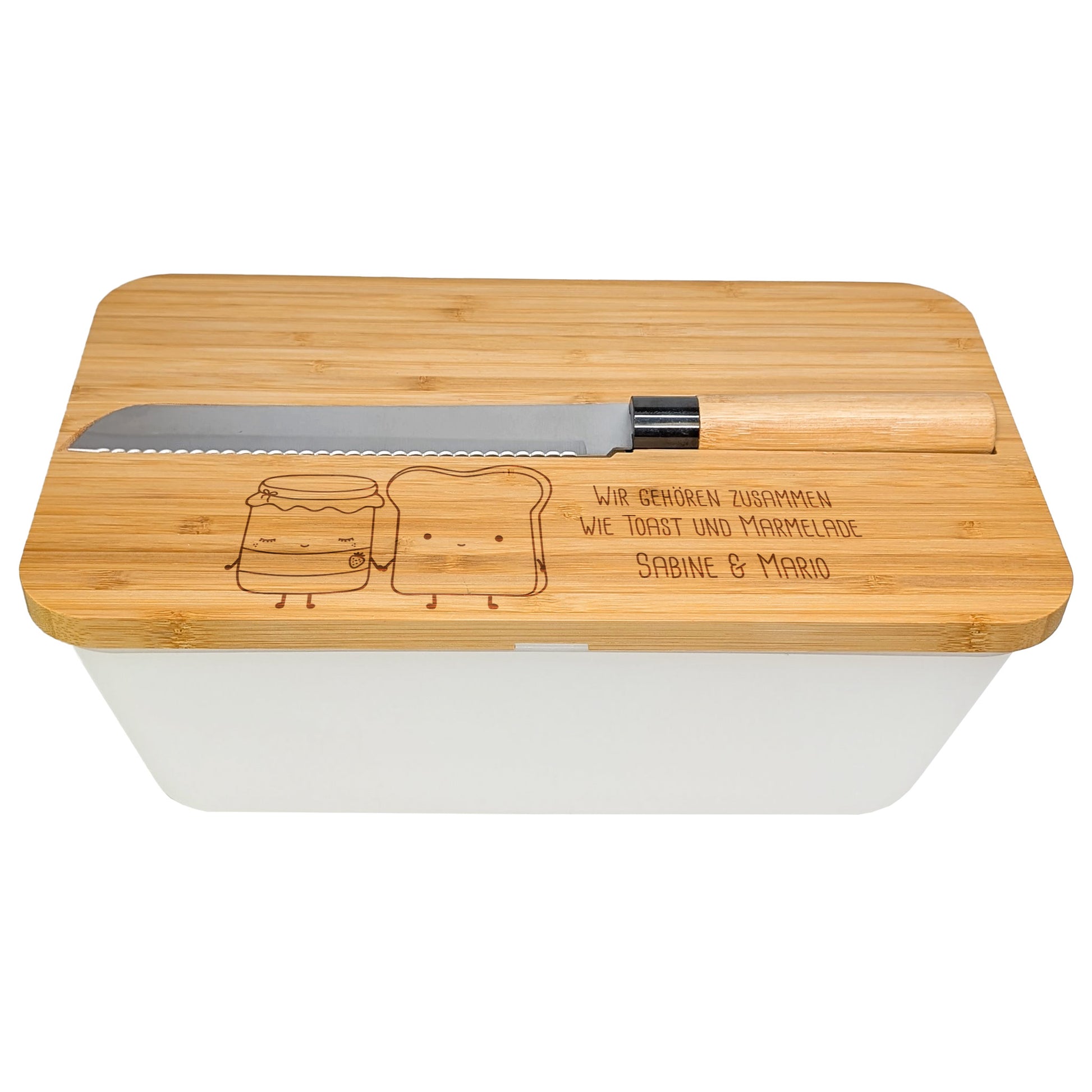 Brotkasten mit Bambusschneidebrett und Aufdruck „Wir gehören zusammen wie Toast und Marmelade“ auf weißem Hintergrund