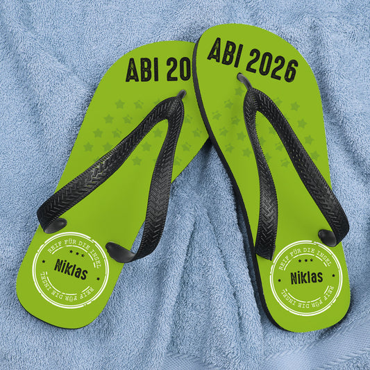 Abi Sandalen mit Name "Niklas" - Reif für die Insel - auf blauem Handtuch