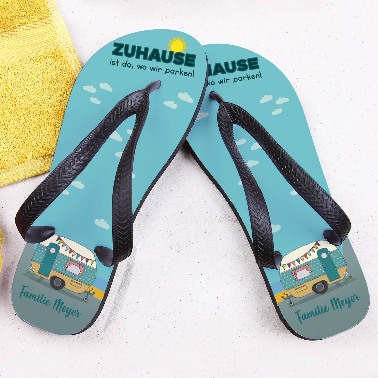 Zuhause ist da, wo wir parken - Zehensandalen mit Camping-Motiv
