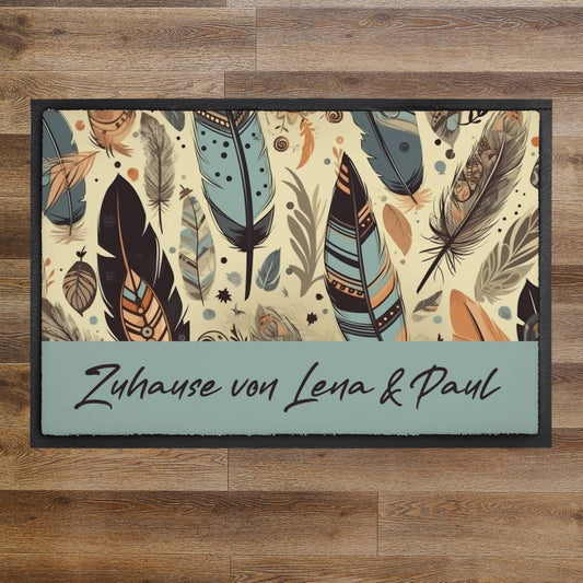 Fußmatte im Boho-Stil mit Federn und Ihrem Text