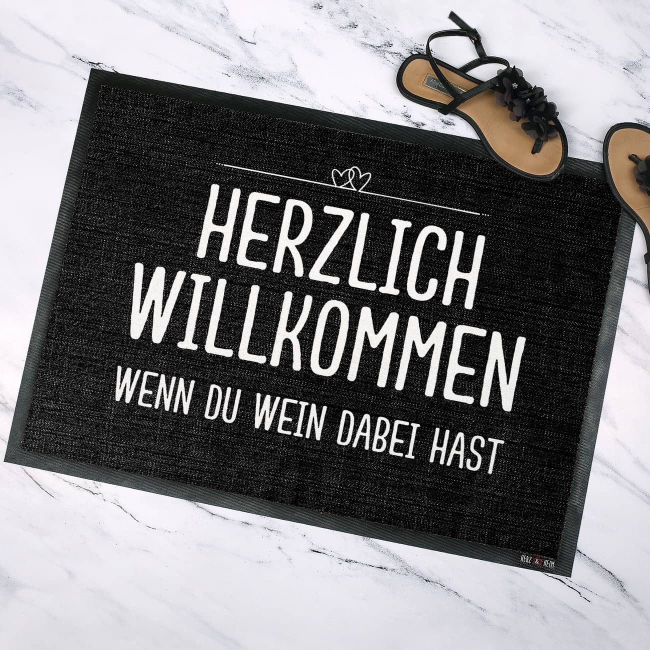 Herzlich Willkommen wenn du Wein dabei hast - Fussmatte mit Ihrem Spruch