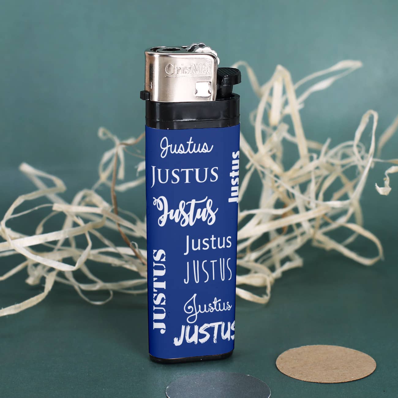 Kleines Feuerzeug mit Namensetikett in verschiedenen Schriftarten