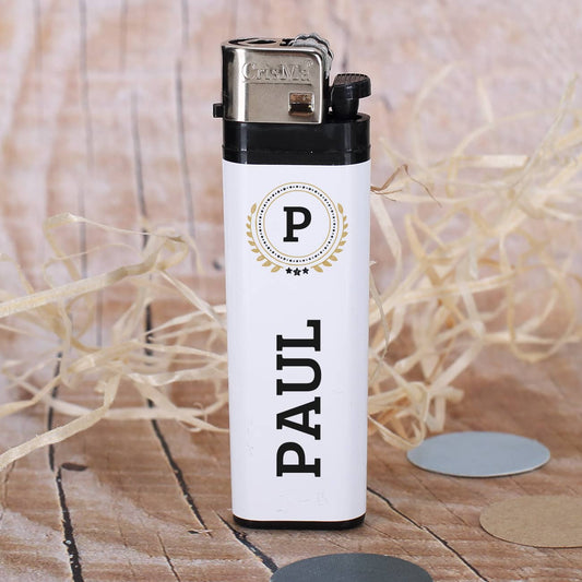 Schlichtes Feuerzeug mit Initiale und Name beklebt