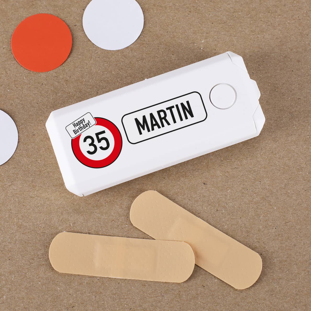 Pflasterbox zum Geburtstag mit Verkehrszeichen Motiv, Alter und Name bedruckt