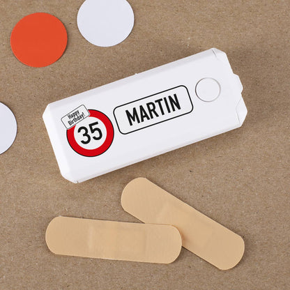 Pflasterbox zum Geburtstag mit Verkehrszeichen Motiv, Alter und Name bedruckt