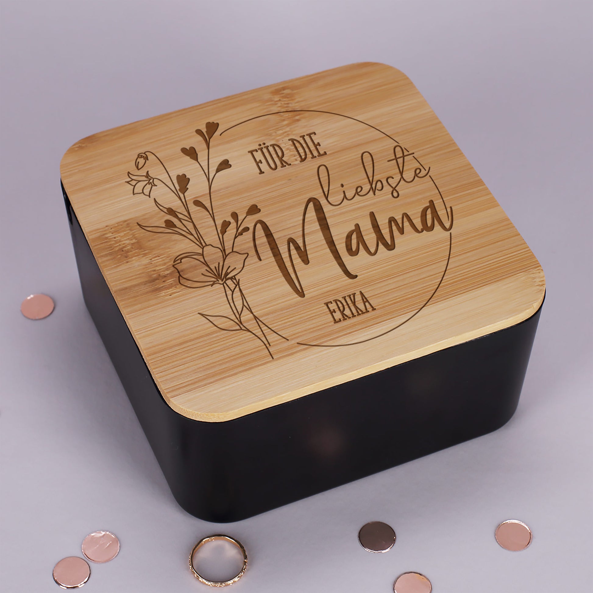 Personalisierter Schmuckkasten in Schwarz mit Bambusdeckel, Gravur „Für die liebste Mama“ und Name.