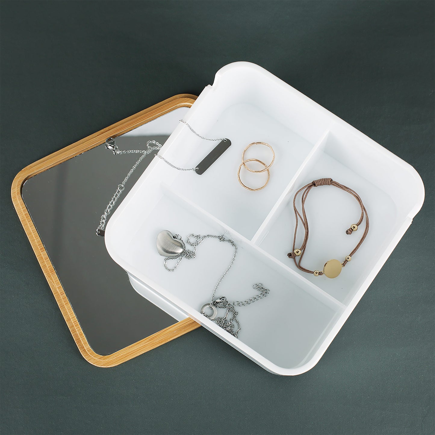 Weißer Schmuckkasten geöffnet, Bambusdeckel mit integriertem Spiegel sichtbar, drei Fächer innen erkennbar.